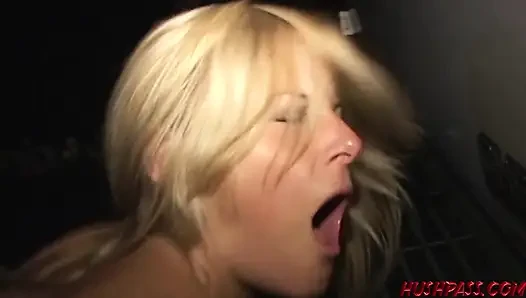 Üniversiteli courtney bu kardeşlik evi festivalinde tam bir meta