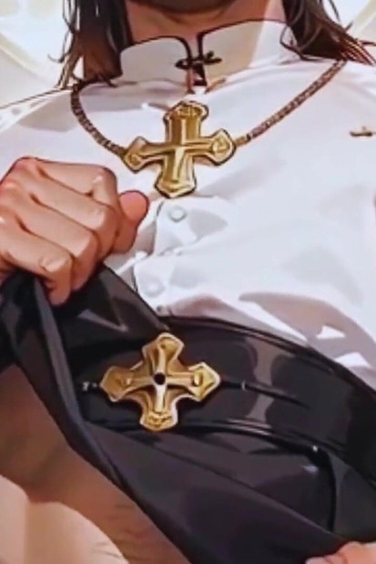 Twink se obukla kao mladenka i ponudila svoju slatku malu guzicu u vrućem grupnom jebanju.