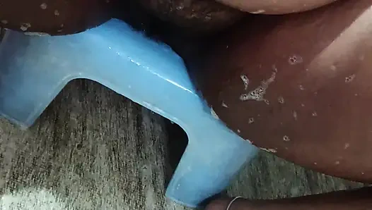 Hintli kadın camra'da banyo yapıyor