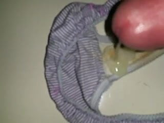 穿着肮脏的丁字裤射精