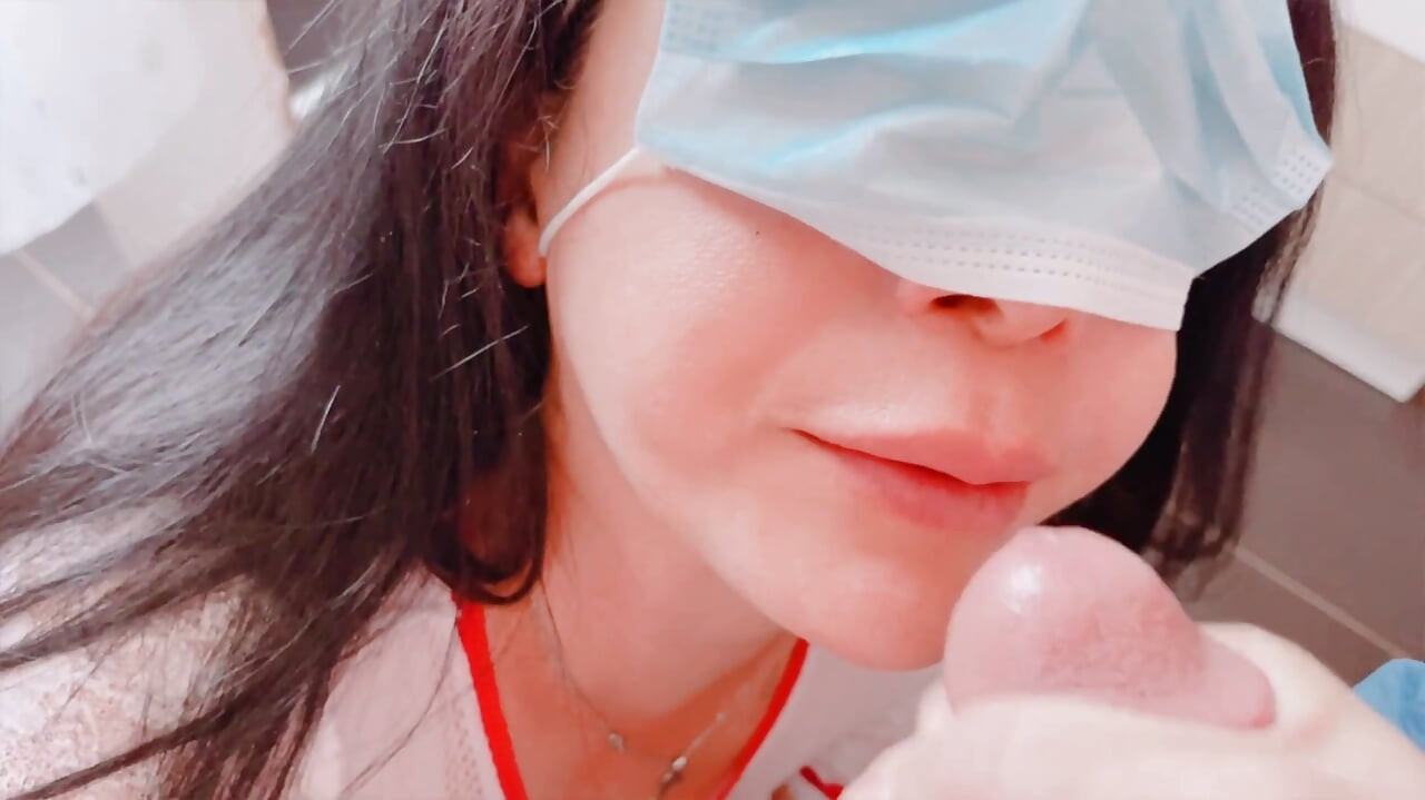 Seksipilna kućna medicinska sestra pomaže da se ukruti i svrši