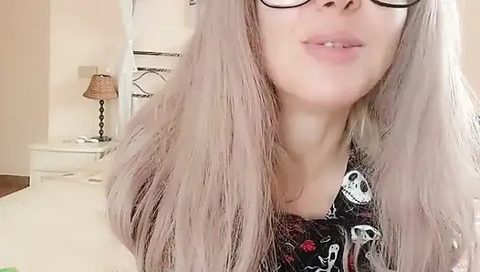 Strong Vulgar Accent! Beautiful Italian Whore Offends Your M. Between Burp and Farts
