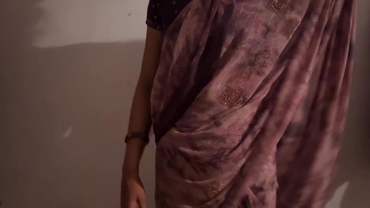 Ranu bhabhi ghar par akeli ti moka dekh kar