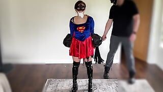 Super bohaterka schwytana powściągliwie zakneblowana i po omacku chłosta drażni BDSM