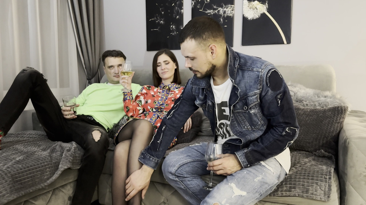Arkadaş arkadaşının karısını sikiyor, kocası izliyor ve huzursuz oluyor
