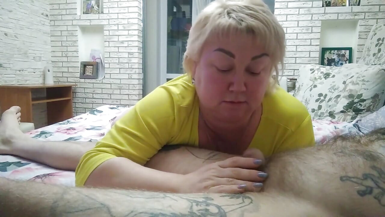 Моя свекруха розбудила мене вночі мінетом і спостерігала, як я кінчаю