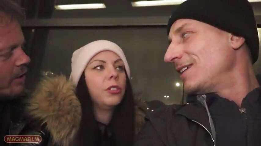 Dva prijatelja odvlače voljnu jebačku igračku