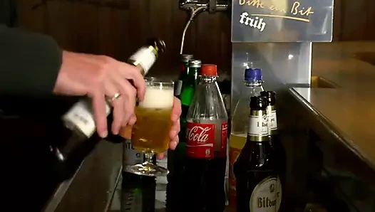 Немецкая пара трахается в пабе в Берлине