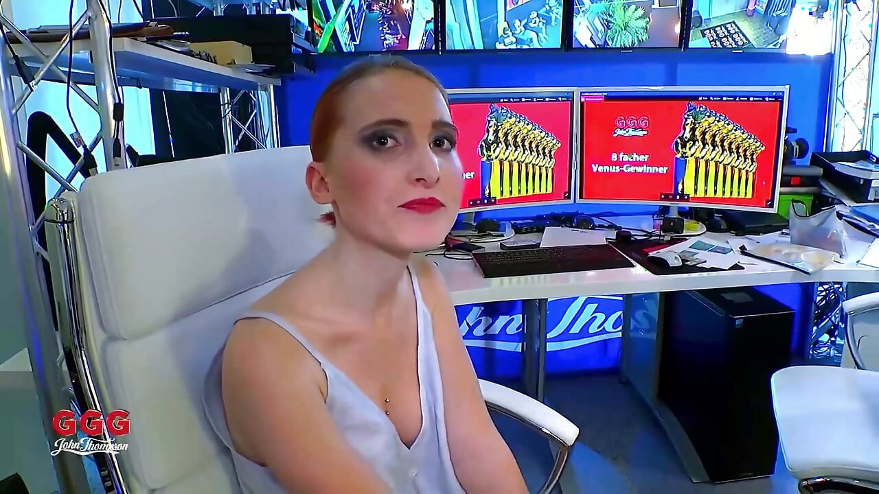 Curva roșcată are parte de ejaculare facială masivă și spermă în gură în timpul ejaculării multiple