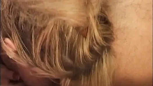 Blondes mädchen liebt es zu lutschen