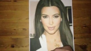 Kim Kardashian rosto tributo