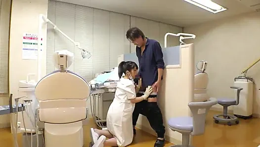 Dokter gigi yang terus mengunci mataku