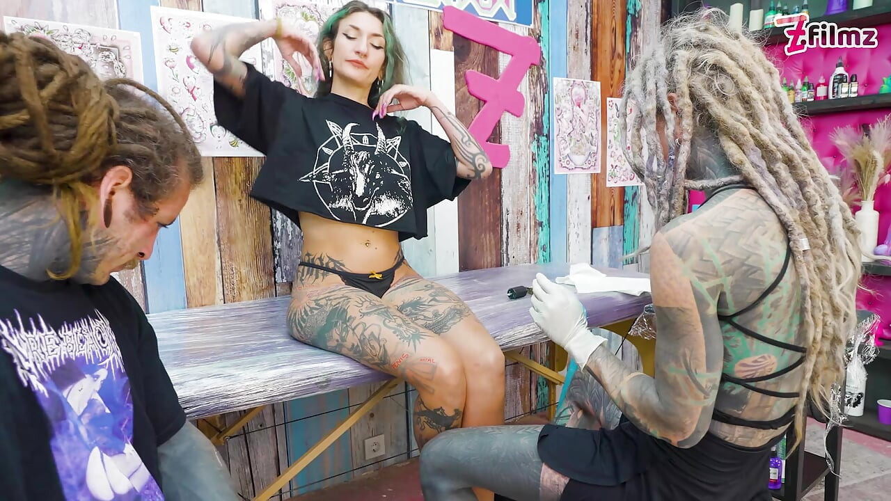 SEX ÎN TREI ANAL ÎN TIMPUL ȘEDINȚEI DE TATUAJE