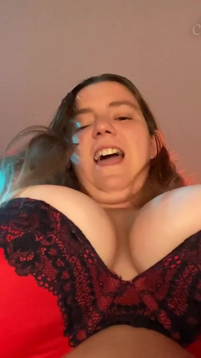 Käftande ögonblick från "Domme Marie Rider dig - Liten röd behå, Big Purple Dildo och WeVibe - POV CEI SPH JOI - Tre"