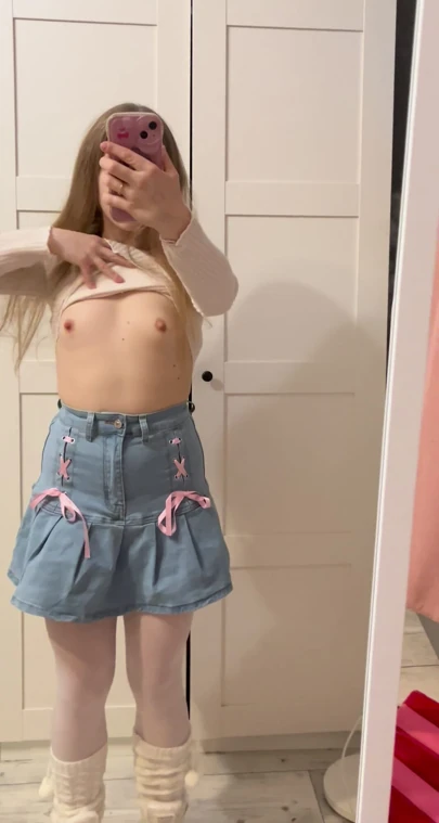 甜美的女孩展示她的奶子