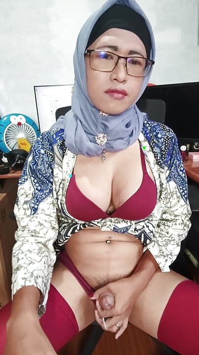 Hijab Shemale with Big Cock Masturbate Until She Cum