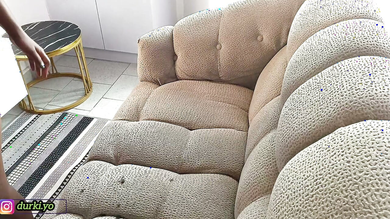 MASSEUSE RASANT UN CLIENT AVANT LA SÉANCE DE MASSAGE