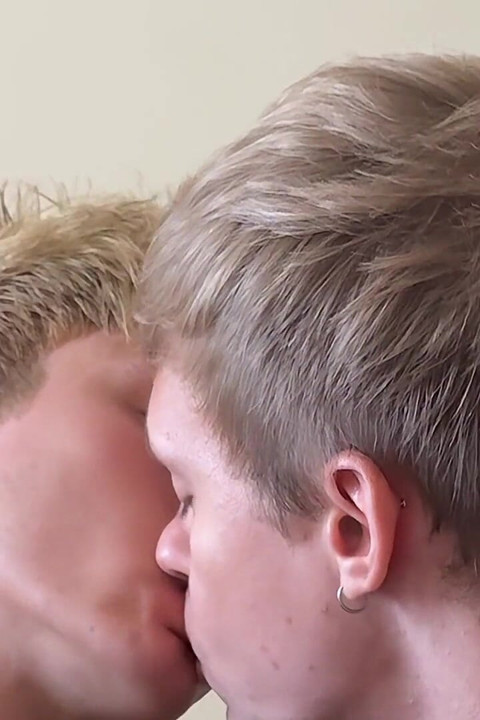 Twink chupa y luego toma un gran eyaculo interior y se corre