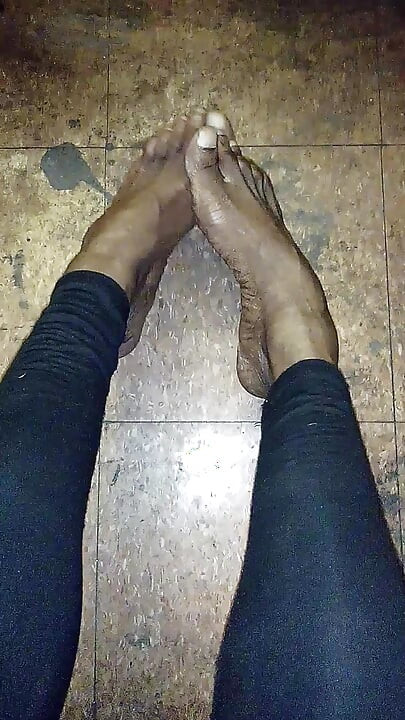 Would you jackoff on my pretty feet? Foot fetish
