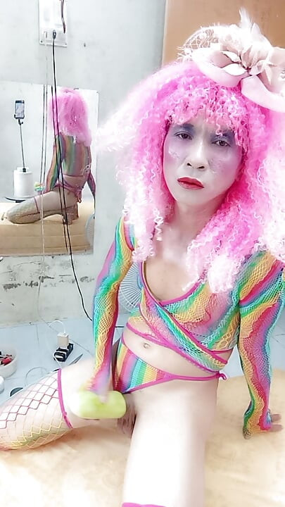 Transgender Le nosí sexy oblečení a hraje si s umělými prsy