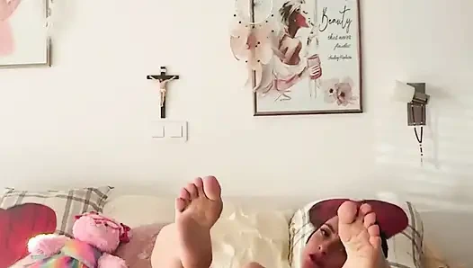 Очень горячая распутная милфа заставляет тебя кончать с её киской