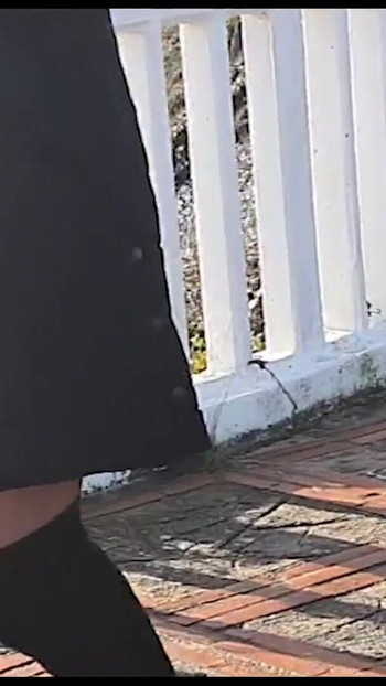 Detik yang tidak dapat dilupakan dari "Ainoa: Berjalan melalui taman pantai dengan but dan skirt mini"