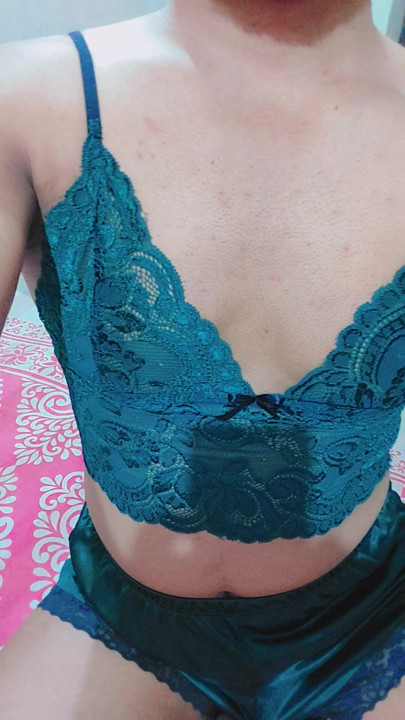 Kadın kılıklı simran desi ladyboy'un minik klitorisi