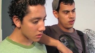 Latina-Twink, versauter Bareback-Dreier