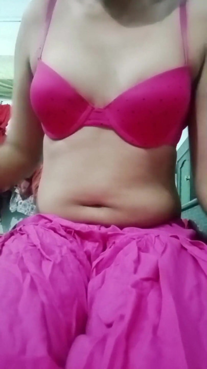Indischer schwuler transvestutischer bottom gaurisissy echter xxx selbstgedrehter sex im grünen salwar kurta wie eine hausfrau | Clip 1