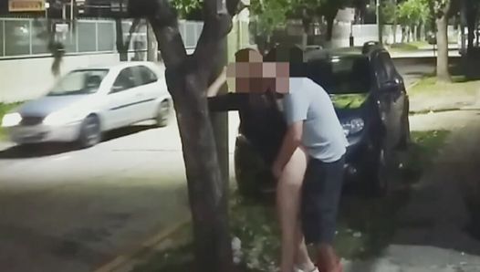 Casal quente fazendo sexo arriscado na rua em público com voyeurs