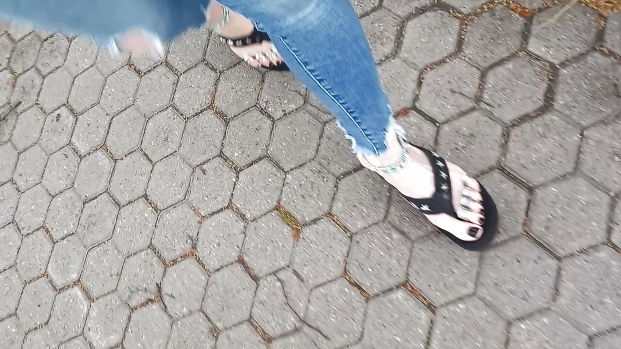 Sexy feet in black platforms, toe rings & anklets + ripped jeans
