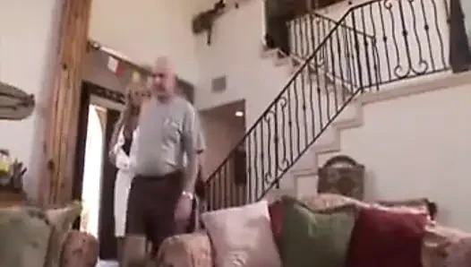 Superbes blondes küken wird auf der couch grob gefickt