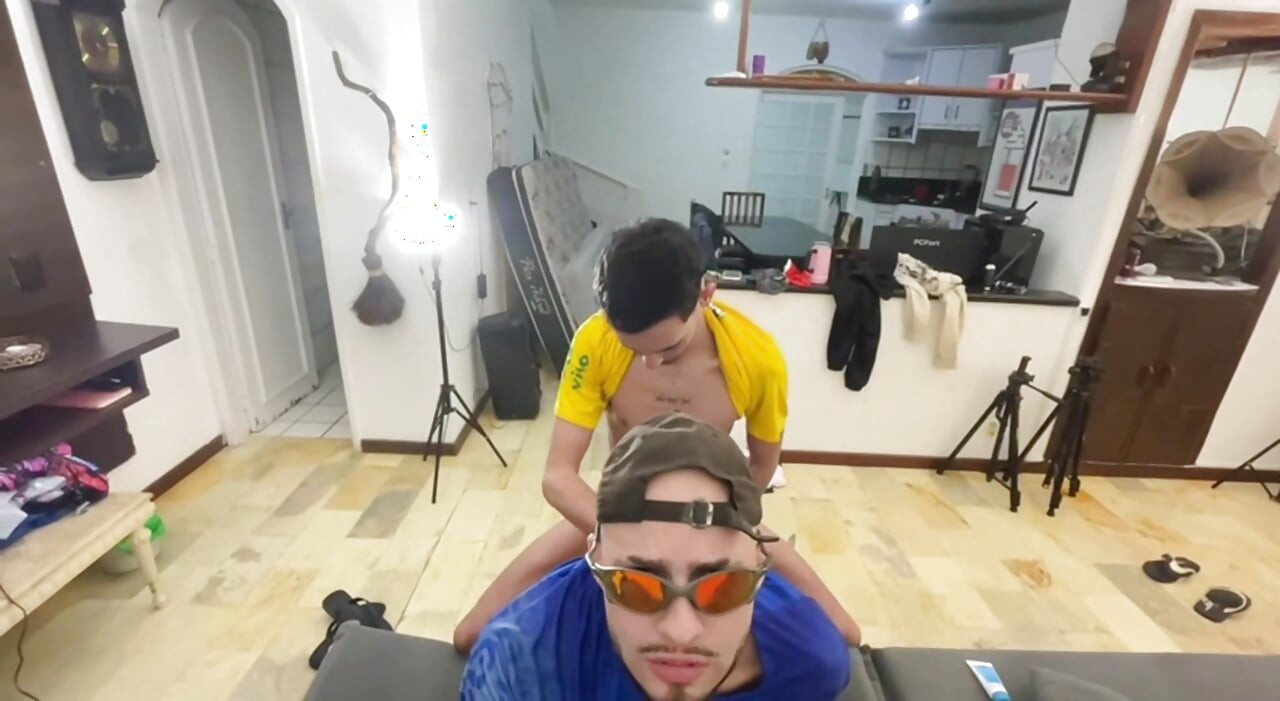 ナショナルチームのTシャツを着たブラジル人2人