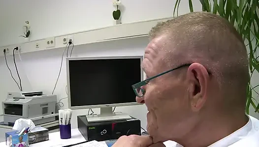 Sarışın Hasta Vahşi Jinekolog Muayenesi Yapıyor