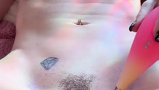 Bantu aku bermain dengan memekku saat aku menonton kartun