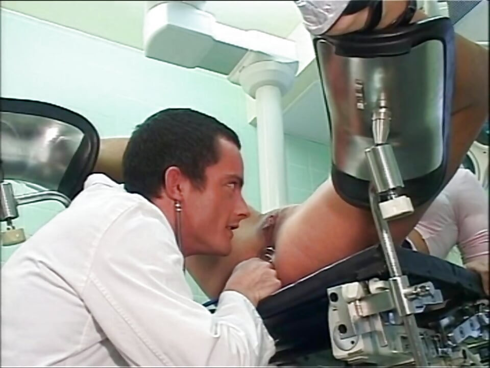 Bela jovem loira com peitões fodida e gozada na bunda dela por ginecologista