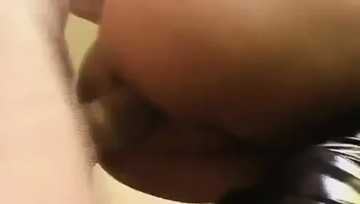 Mutlu bir şekilde gülerek, meme uçlarının çekilmesine izin veriyor