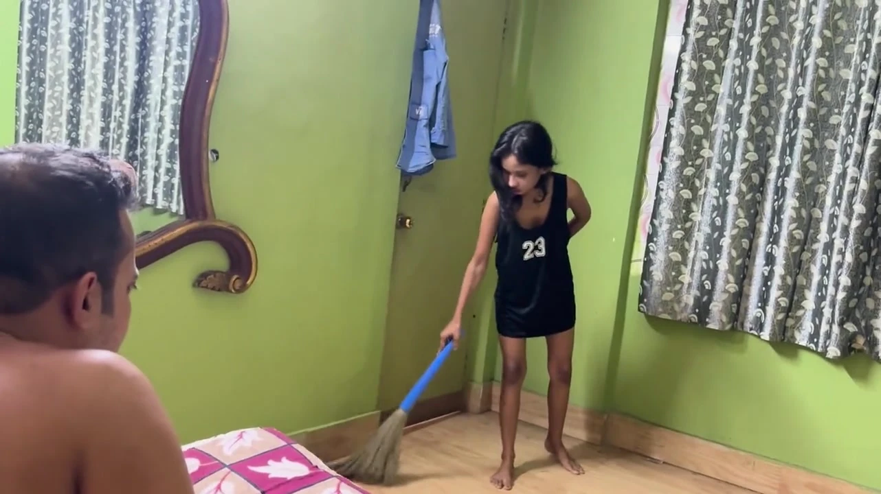 Desi sexy servant ko apne malik ne choda..hardcore pussy fucking karke uske gud mainhi penis ghuma ke choda, very tight pussy..