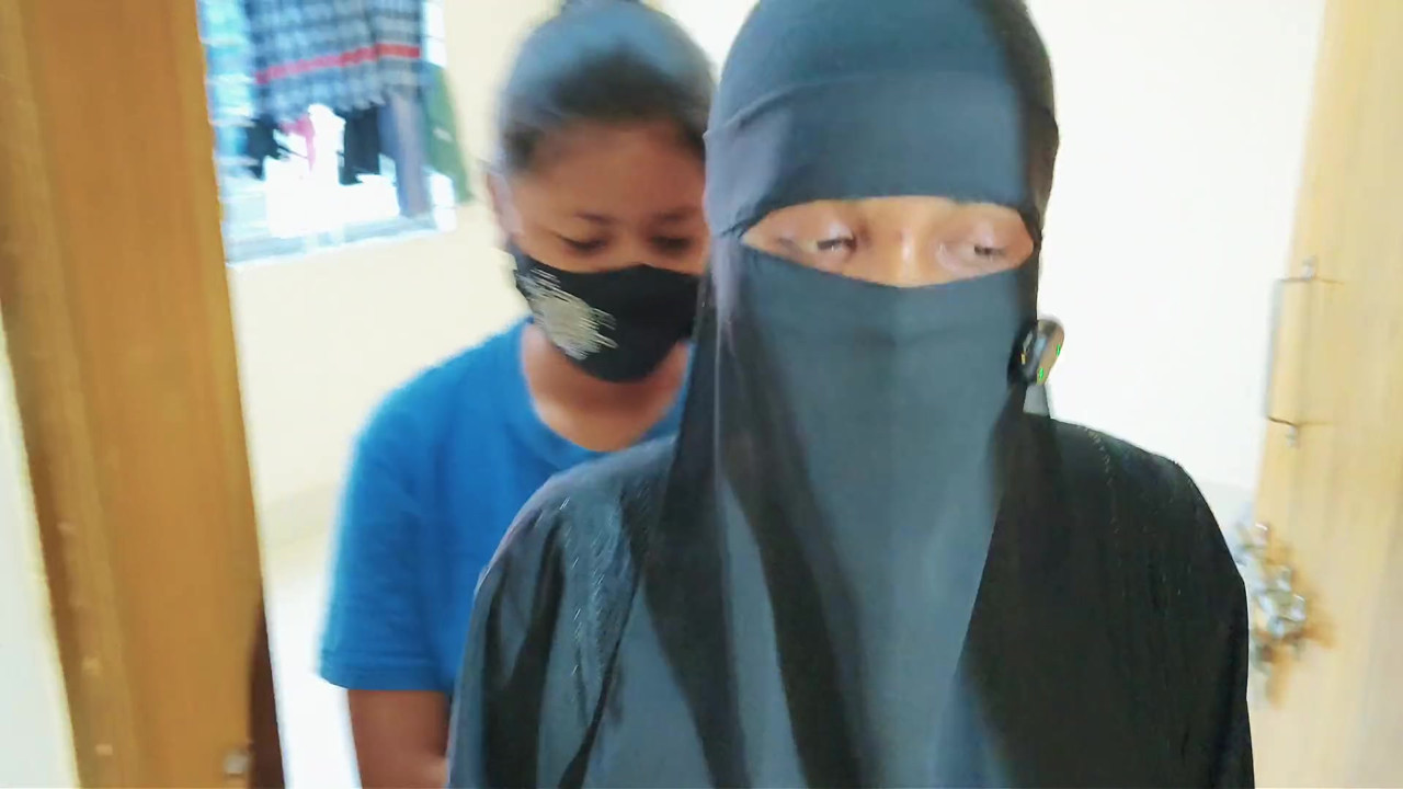 デシ・ヒジャブの継母が継娘にナスでセックスの方法を教えます。クリアなバングラ語の話し方、セックスが始まりました。