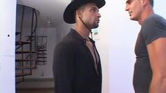 Homosexueller Hengst Dean verehrt die sexy Füße seines Mannes und neckt seine Rute