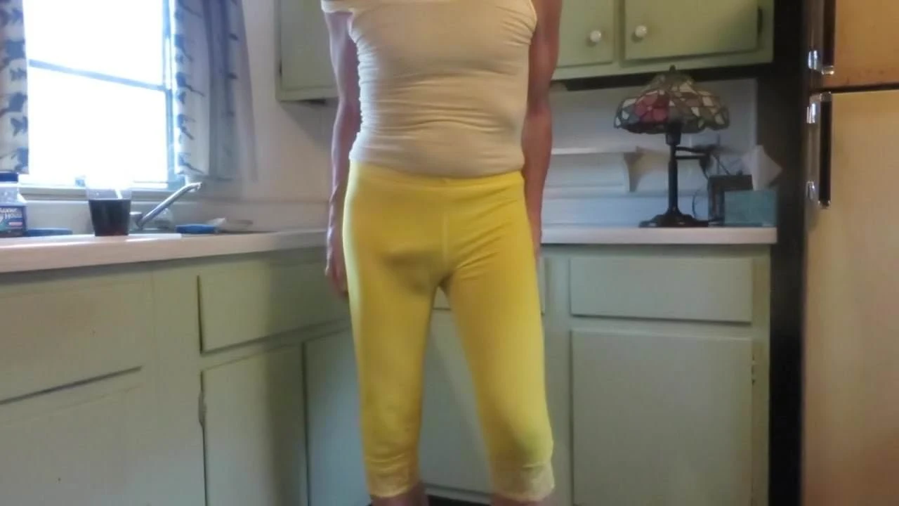 穿着紧身瑜伽套装的娘娘腔婊子。