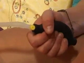 Madrastra bombeando su sabroso coño y teniendo sexo