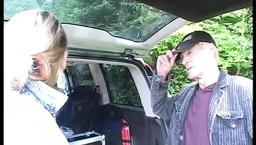 Perfcet, blonde deutsche puppe wird im kofferraum ihres autos im wald gefickt