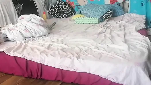 Сумасшедший секс пары в спальне в любительском видео.