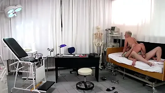 Sarışın Orta Yaşlı Seksi Kadın Çifte Penetrasyon Doktor Muayenesinde Sikişiyor