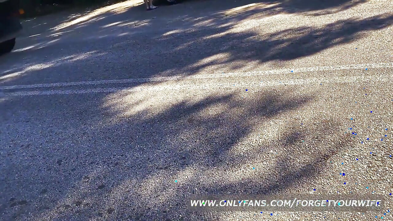 Am ajutat-o pe blondă să repare mașina și a futut-o