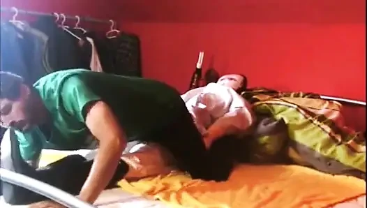 Binici çizmeleri yalıyor