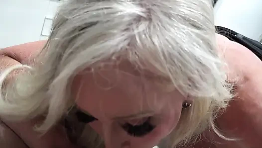 Morgan taylor si tante seksi rambut pirang dengan toket aduhai lagi asik telan sperma hangatku