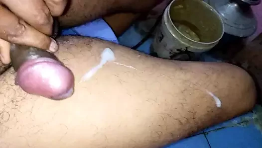 Taze döl çıkarmak için mastürbasyon yapıyor