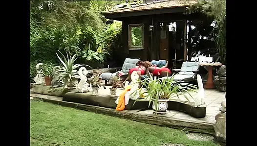 Dua gadis cantik kulit hitam lagi asik nyepong kontol